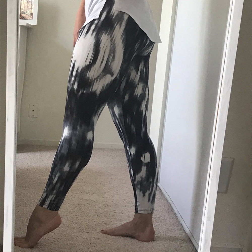 Black and white sport leggings